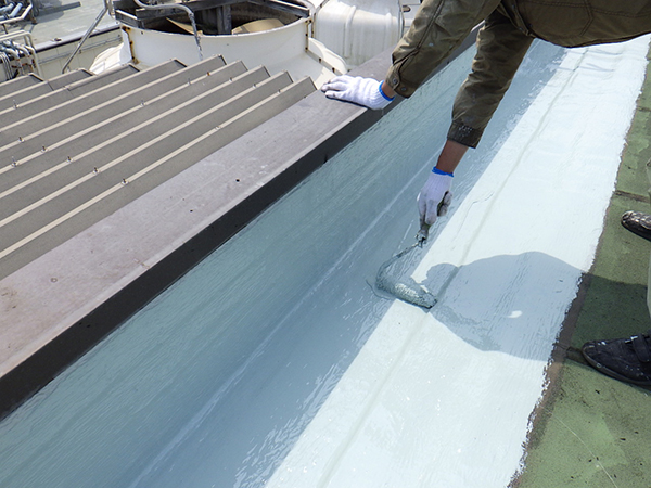 【防水工事】ウレタン塗膜防水　上塗り塗装<br />
<br />
床面：より強靭な塗膜を形成して、耐候性や仕上がりを良くするため、もう一度、塗装を施します。